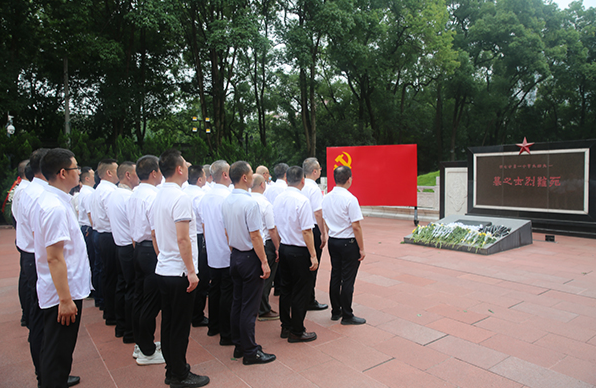 参观红岩魂广场