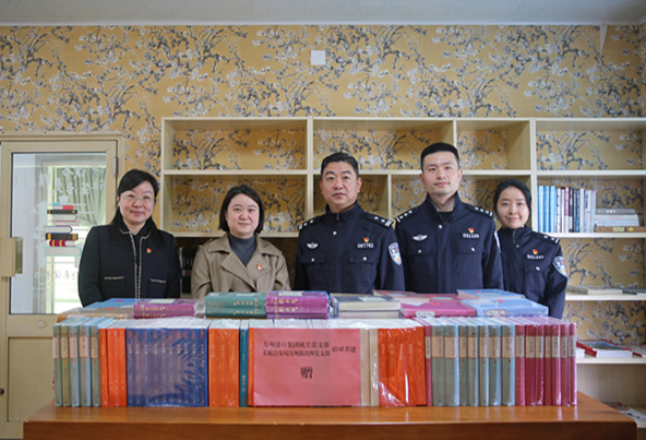 给长航公安万州派出所送书