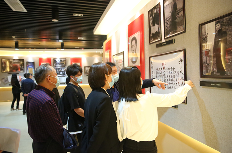 参观革命烈士纪念馆